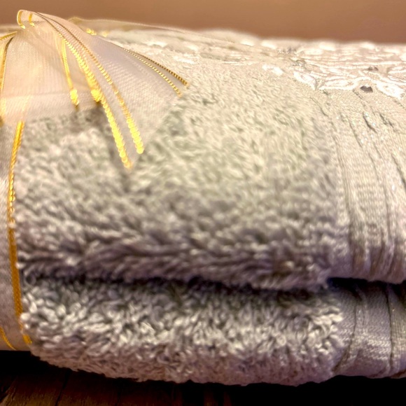 BUNDLE Two Luxury Christmas Guest Towels, Embellished Crystals, Turkish Cotton - Picture 7 of 7